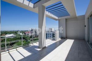 een uitzicht vanaf het balkon van een gebouw bij Exceptional Apartment W Great Amenities in Asuncion