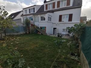a house with a yard in front of it at PAVILLON PROCHE RER et DisneyLand in Gagny