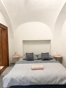 1 dormitorio con 1 cama grande y 2 mesas en Old Town apt. A/C and parking, en Banská Bystrica