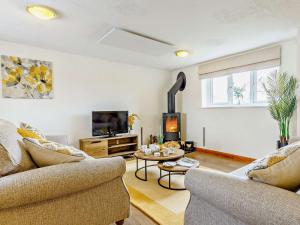 een woonkamer met 2 banken en een tv bij 3 Bed in Umberleigh 65851 in Atherington