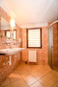 a bathroom with a sink and a mirror at Cudzichówka in Biały Dunajec