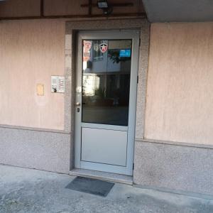 uma porta para um edifício com um sinal em Апартамент МИА em Plovdiv
