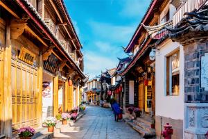 una calle en un casco antiguo con edificios en Lijiang View Holiday Inn, en Lijiang
