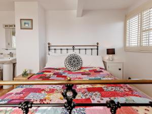 een slaapkamer met een bed met een quilt bij 3 bed in Camber 72303 in Camber