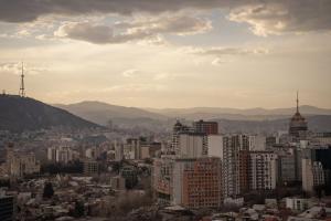 vistas a una ciudad con edificios y montañas en Hotel Babi en Tiflis