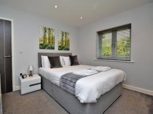 ein weißes Schlafzimmer mit einem großen Bett und einem Fenster in der Unterkunft 4 Bed in Oswestry 75175 in Kinnerley
