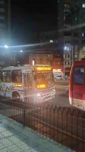 un autobús conduciendo por una calle de la ciudad por la noche en BLACK *mês* Apartamento na capital Gaúcha, en Porto Alegre
