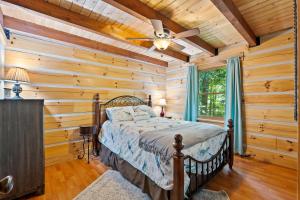 sypialnia z łóżkiem i wentylatorem sufitowym w obiekcie Antlers Crossing w mieście McGaheysville