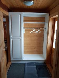 um quarto com uma porta de garagem de madeira com cabides em Villa Mäkivaski em Virrat