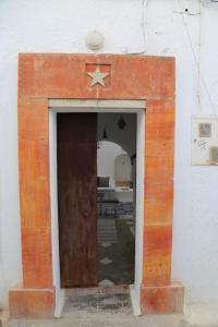 Un edificio con una porta con una stella sopra di Dar AZUR HAMMAMET FORT a Hammamet