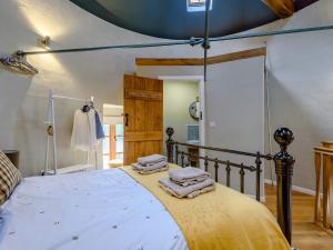 een slaapkamer met een bed met handdoeken erop bij 1 Bed in Clearwell 78375 in Clearwell