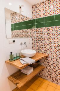 W łazience znajduje się umywalka i lustro. w obiekcie B&B À la Lon w mieście Dordrecht