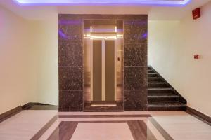 ascensor en un edificio con escalera en Townhouse Hotel Dj Grand en Tirupati