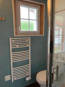 a bathroom with a toilet and a window at Studio Laina avec piscine, spa optionnel in Irissarry +6 photos