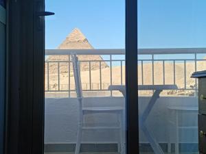 Rõdu või terrass majutusasutuses Yamour Pyramids View