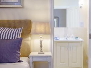 sypialnia z łóżkiem z lampką i umywalką w obiekcie 2 Bed in Westward Ho 77590 w mieście Northam