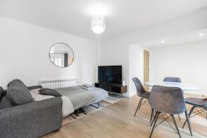 sala de estar con sofá y mesa en Prime Location Flats, en Londres