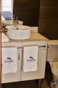 伊基托斯的住宿－El Manatí - River Experience，浴室配有盥洗盆、卫生间和毛巾。