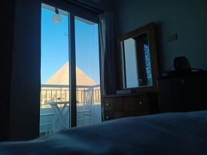 Voodi või voodid majutusasutuse Yamour Pyramids View toas