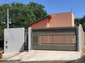 uma porta de garagem ao lado de uma casa em Rest time em Olímpia