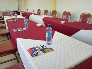 rzędu stołów z butelkami wody na nich w obiekcie Westwind Hotel Limited w mieście Meru