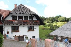 una casa blanca con una valla delante en Ferien auf der Fleischdielte, en Mühlenbach