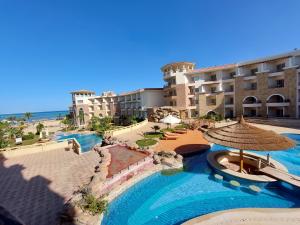 Royal Beach Private Apartments Hurghada في الغردقة: اطلالة جوية على منتجع مع مسبح