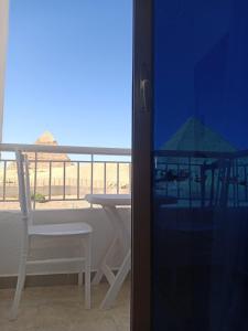 Rõdu või terrass majutusasutuses Yamour Pyramids View