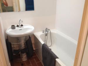 ein Badezimmer mit einem Waschbecken und einer Badewanne in der Unterkunft Au calme dans hameau fleuri joli Studio 3 pers piscine parking wi-fi in Vence