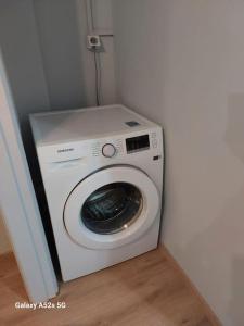 - un lave-linge dans un coin de pièce dans l'établissement Το σπίτι της Μαρίας, à Chios