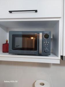 een magnetron in een kast in een keuken bij Το σπίτι της Μαρίας in Chios