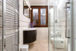 une salle de bains avec lavabo et toilettes dans l'établissement Biennale Comfort House - modernità a Castello, à Venise 15 autres photos