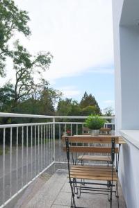 a balcony with a wooden bench and a table at {Le Factory}, proche EuroAirport in Saint-Louis