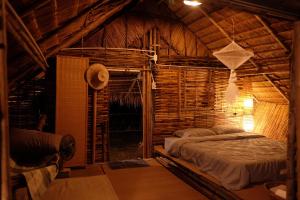 ein Schlafzimmer mit einem Bett in einem Holzzimmer in der Unterkunft Royal mountain lake view in Ratchaburi