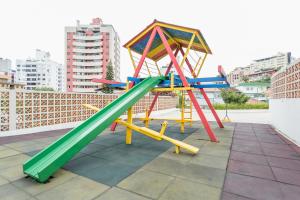 a playground with colorful slides on a roof at Ao lado do Shopping e da Beiramar Norte GB1800 in Florianópolis