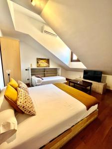 een slaapkamer met een groot bed met gele kussens bij Apartamentos San Antonio in Aranda de Duero