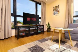 TV a/nebo společenská místnost v ubytování Hills View Central Apartment
