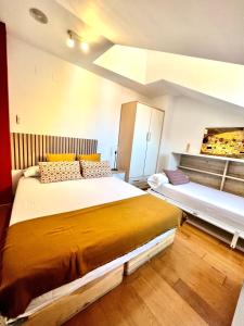 een slaapkamer met een groot bed in een kamer bij Apartamentos San Antonio in Aranda de Duero