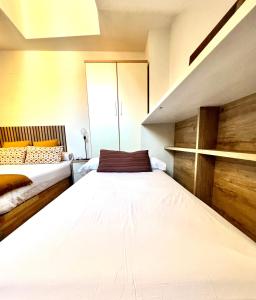 een slaapkamer met 2 bedden en een trap bij Apartamentos San Antonio in Aranda de Duero