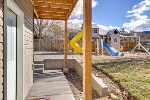 un patio trasero con un parque infantil con un tobogán en Cedar City Apartment about 3 Mi to Downtown!, en Cedar City