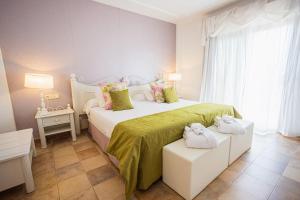 una camera con due letti e asciugamani di Lago Garden Apart-Suites & Spa Hotel a Cala Ratjada