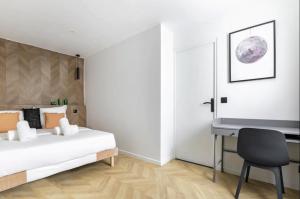 a bedroom with a bed and a desk and a chair at Chapelle/Ordener : Magnifique appartement 1BR/4P in Paris