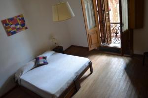 a small bedroom with a bed and a window at Habitaciones en Casa Céntrica cerca de todo in Colonia del Sacramento