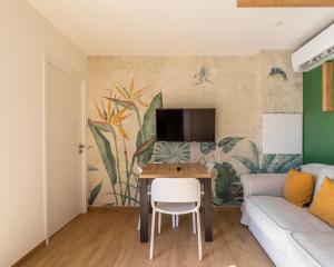 ein Wohnzimmer mit einem Tisch und einem Sofa in der Unterkunft Les Bergeries du Domaine de Pinelli in Belgodère