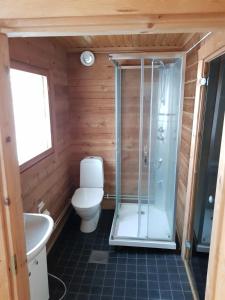 uma casa de banho com um WC e um chuveiro em Villa Vaskela em Virrat