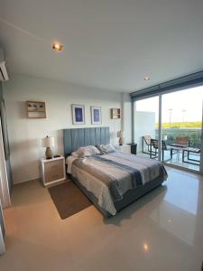 1 dormitorio con cama y vistas al océano en Apartamento en Condominio con Salida al Mar MORROS EPIC, en Cartagena de Indias