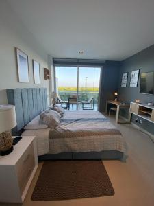 1 dormitorio con cama grande y ventana grande en Apartamento en Condominio con Salida al Mar MORROS EPIC, en Cartagena de Indias