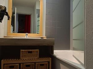 uma casa de banho com um lavatório, um espelho e uma banheira em Appartement Saint-François-Longchamp, 2 pièces, 6 personnes - FR-1-635-41 em Saint-François-Longchamp