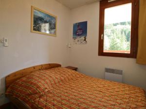 a bedroom with a bed and a window at Appartement Saint-François-Longchamp, 2 pièces, 6 personnes - FR-1-635-46 in Saint-François-Longchamp