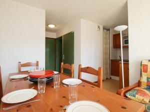 una mesa de comedor con platos encima en Appartement Saint-François-Longchamp, 2 pièces, 6 personnes - FR-1-635-48 en Saint-François-Longchamp